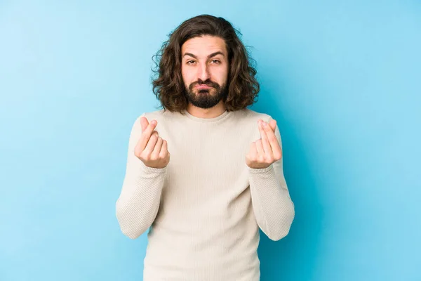 Jonge Lange Haar Man Geïsoleerd Een Blauwe Achtergrond Waaruit Blijkt — Stockfoto