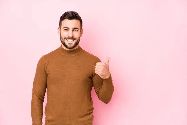 Junger Kaukasier Vor Rosa Hintergrund Vereinzelt Lächelnd Und Mit Erhobenem — Stockfoto