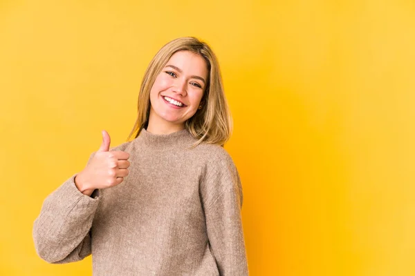 Mladý Blondýny Kavkazský Žena Izolovaný Úsměv Zvedání Palec Nahoru — Stock fotografie