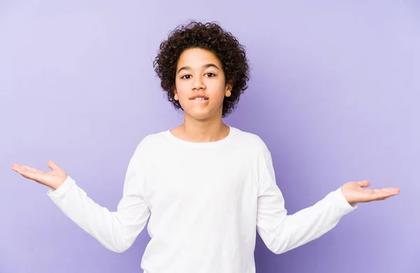 Afroamericano Piccolo Ragazzo Isolato Confuso Dubbioso Spalle Scrollando Tenere Uno — Foto Stock