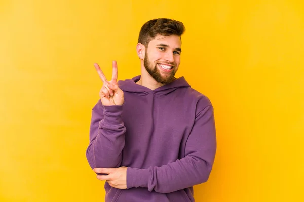 Young Caucasian Man Isolated Yellow Background Showing Number Two Fingers — Stock Photo, Image