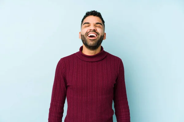 Mladý Smíšený Rasa Arabský Muž Izolovaný Uvolněný Šťastný Smích Krk — Stock fotografie