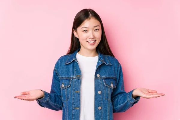 Young Chinese Woman Posing Pink Background Isolated Showing Welcome Expression — Stock Photo, Image