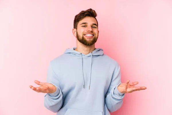 Junger Kaukasischer Mann Isoliert Auf Rosa Hintergrund Der Einen Willkommenen — Stockfoto