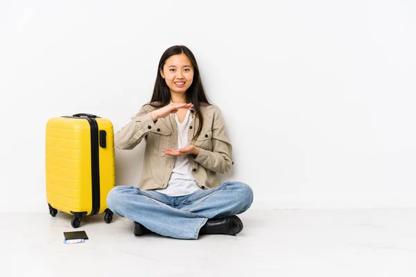 若い中国人旅行者の女性は ボードを保持座って両手で何かを保持パス 製品プレゼンテーション — ストック写真