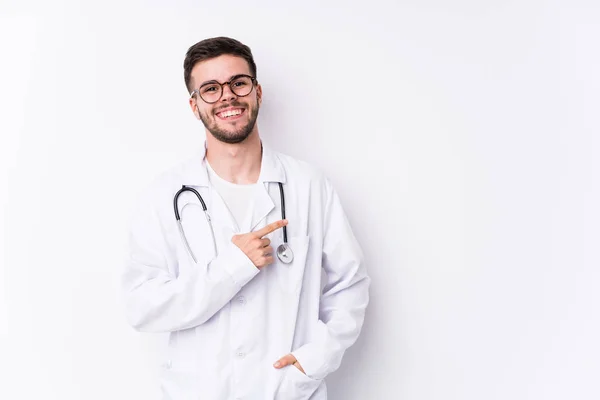 Jonge Blanke Dokter Man Geïsoleerd Glimlachend Wijzend Opzij Toont Iets — Stockfoto