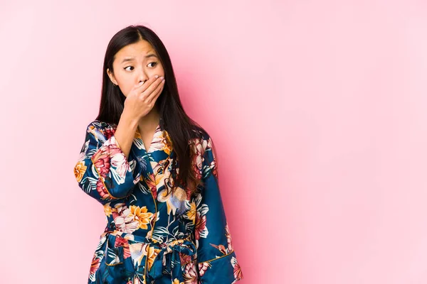 Jovem Chinesa Vestindo Pijama Quimono Isolado Pensativo Olhando Para Espaço — Fotografia de Stock