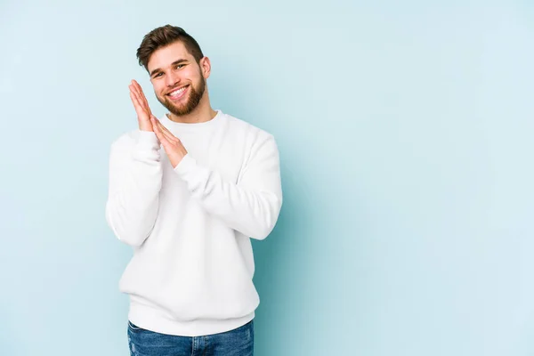 Ung Kaukasisk Man Isolerad Blå Bakgrund Känsla Energisk Och Bekväm — Stockfoto