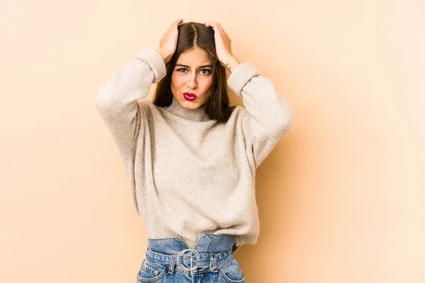 Jeune Femme Caucasienne Isolée Arrière Plan Beige Étant Choquée Elle — Photo