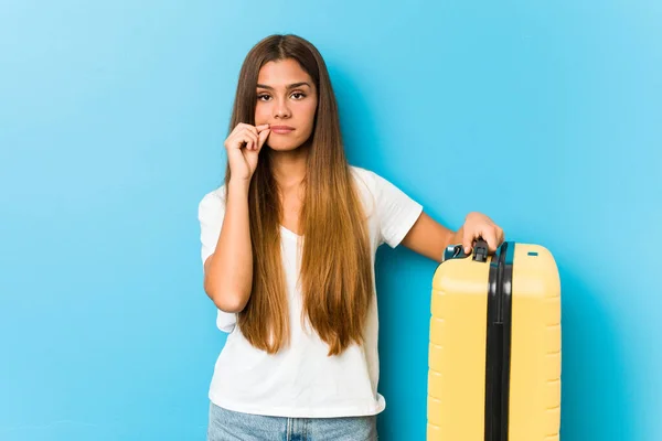 Joven Mujer Caucásica Sosteniendo Una Maleta Viaje Con Los Dedos — Foto de Stock