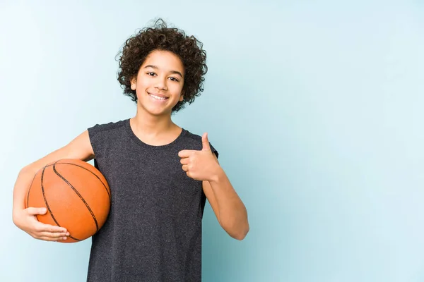 Ragazzo Che Gioca Basket Isolato Sfondo Blu Sorridente Alzando Pollice — Foto Stock