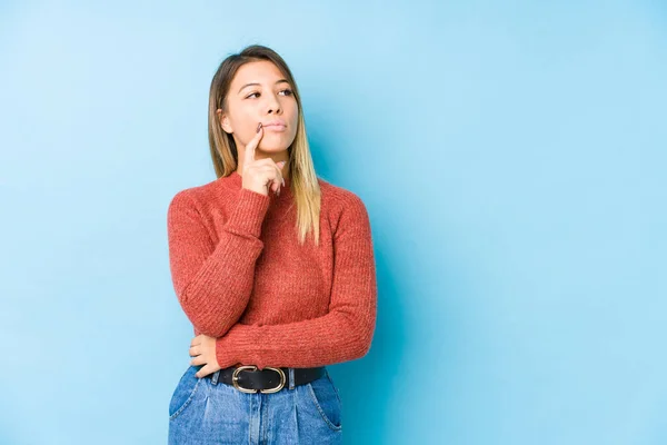 Wanita Muda Kaukasia Yang Berpose Terisolasi Melihat Samping Dengan Ekspresi — Stok Foto