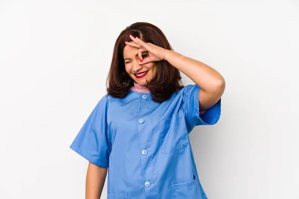Μεσήλικας Λατίνος Νοσοκόμα Γυναίκα Ενθουσιασμένος Κρατώντας Χειρονομία Στο Μάτι — Φωτογραφία Αρχείου