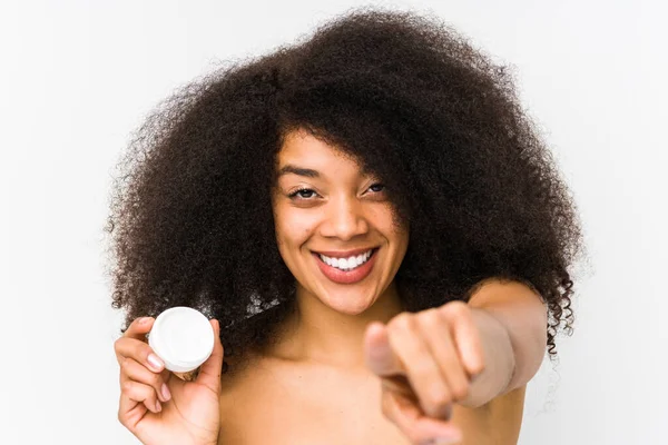 Jovem Afro Mulher Segurando Hidratante Isolado Sorrisos Alegres Apontando Para — Fotografia de Stock