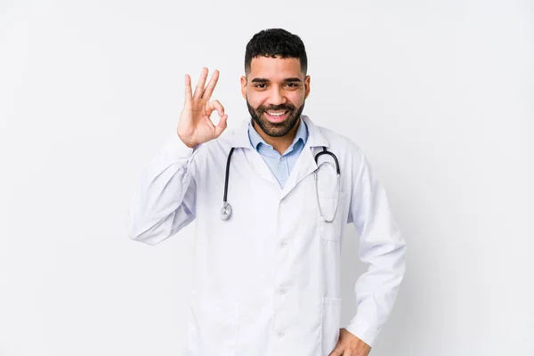 Joven Árabe Doctor Hombre Aislado Alegre Confiado Mostrando Gesto — Foto de Stock