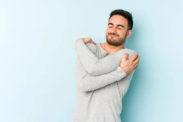 Jonge Blanke Man Geïsoleerd Blauwe Achtergrond Knuffels Glimlachend Zorgeloos Gelukkig — Stockfoto