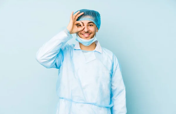 Jovem Cirurgião Árabe Homem Isolado Contra Fundo Azul Animado Mantendo — Fotografia de Stock