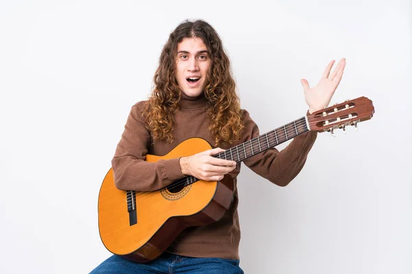 Joven Caucásico Tocando Guitarra Aislado Recibiendo Una Grata Sorpresa Excitado —  Fotos de Stock