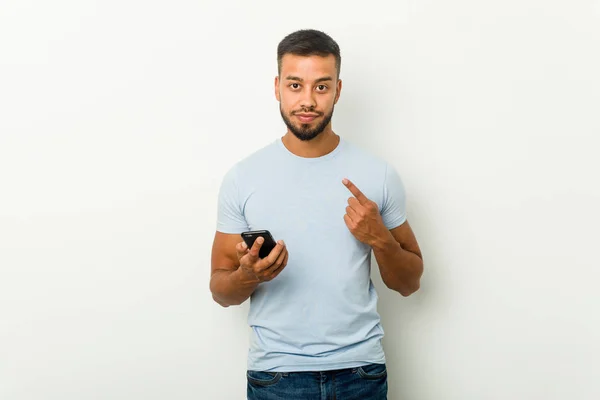 Genç Melez Asyalı Bir Adam Elinde Telefonla Seni Işaret Ediyor — Stok fotoğraf