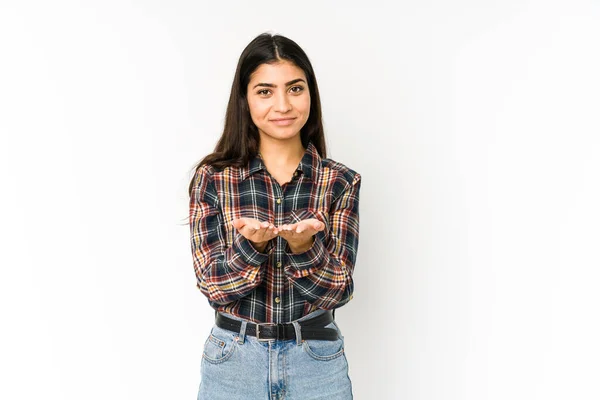 Jong Indisch Vrouw Geïsoleerd Paarse Achtergrond Houden Iets Met Palmen — Stockfoto