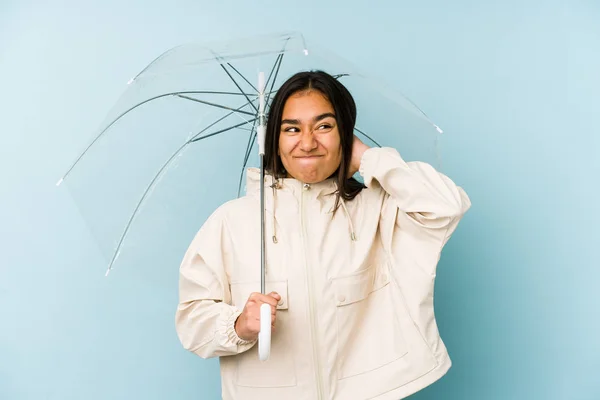 Joven Mujer Asiática Sosteniendo Paraguas Tocando Parte Posterior Cabeza Pensando —  Fotos de Stock