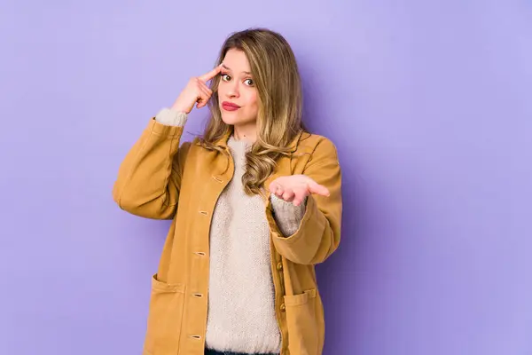 Mujer Joven Caucásica Aislada Sobre Fondo Púrpura Sosteniendo Mostrando Producto — Foto de Stock