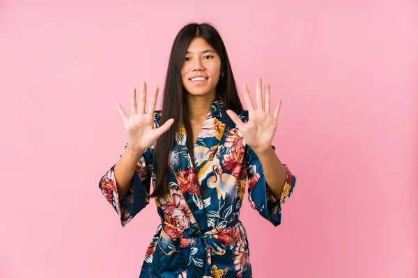 Joven Asiático Mujer Usando Kimono Pijama Mostrando Número Diez Con —  Fotos de Stock