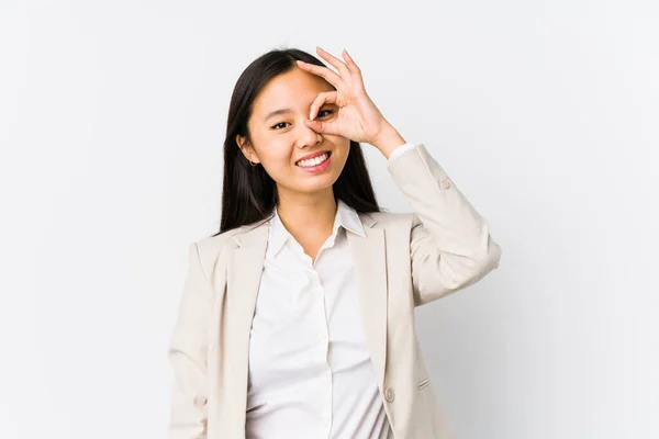 Joven Mujer Negocios Chino Aislado Emocionado Mantener Gesto Bien Ojo —  Fotos de Stock