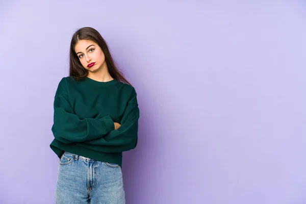 Mulher Caucasiana Jovem Isolado Fundo Roxo Que Está Entediado Fatigado — Fotografia de Stock