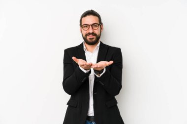 Beyaz arka planda izole edilmiş beyaz bir iş adamı elinde avuç içi bir şeyle kameraya sunuyor..