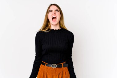 Beyaz arka planda izole edilmiş genç beyaz kadın çok kızgın, öfkeli, hayal kırıklığına uğramış.