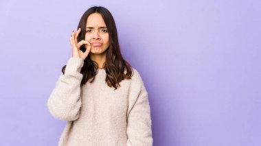 Genç, melez İspanyol kadın dudaklarında parmaklarıyla bir sır saklıyor..