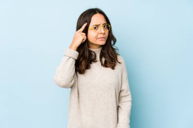 Latin kökenli genç bir kadın tapınağı işaret ediyor, düşünüyor ve bir göreve odaklanıyor..