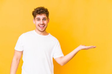  Avuçta bir kopya alanı ve belinde başka bir el gösteren.