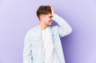 Sarışın, kıvırcık saçlı, beyaz tenli bir adam bir şeyi unutuyor. Alnına avuç içi ve gözlerini kapatıyor..