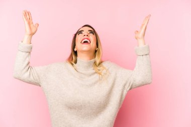 Orta yaşlı bir kadın izole edilmiş arka planda çığlık çığlığa gökyüzüne bakıyor, hayal kırıklığına uğramış..