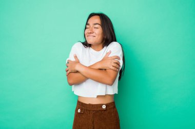 Genç, melez, Hintli bir kadın. Kucaklaşmalar, kaygısız gülümsemeler ve mutluluklar..