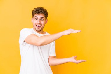  Ellerinin arasında bir kopya alanı tutarken şok oldum ve şaşırdım..