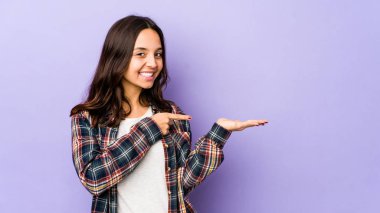 Genç, melez, yalnız bir kadın. Palmiyesinde bir kopyası olduğu için heyecanlı..