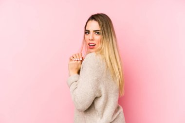 Korkak ve korkmuş orta yaşlı bir kadın..