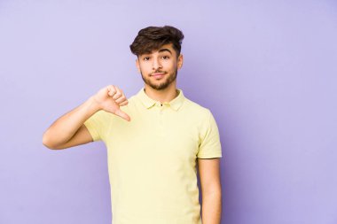 Mor bir arka planda izole edilmiş genç Arap bir adam hoşlanmadığı bir jest gösteriyor, kabul etmiyor. Anlaşmazlık konsepti.
