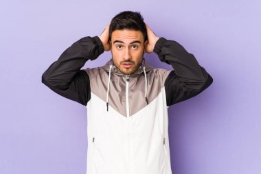 Mor arka planda izole genç beyaz adam şok oldu, o önemli bir toplantı hatırladı.