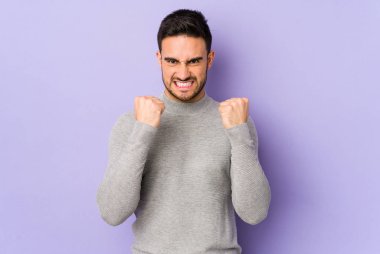 Mor arka planda izole edilmiş genç beyaz adam gergin ellerle çığlık atıyor..