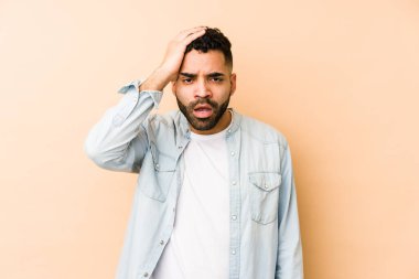 Genç, melez, Arap bir adam. Yorgun ve uykulu. Elini başının üstünde tutuyor..