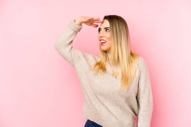 Orta yaşlı bir kadın soyutlanmış geçmişine bakıyor ve elini alnına koyuyor..