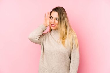 Bir dedikoduyu dinlemeye çalışan orta yaşlı bir kadın..