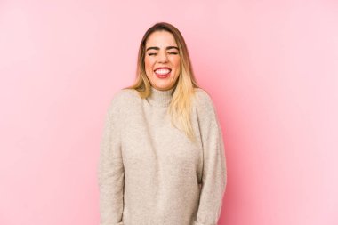 Orta yaşlı bir kadın soyutlanmış bir geçmişle gülüyor, gözlerini kapatıyor, rahat ve mutlu hissediyor..