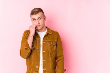 Kafkasyalı genç adam şüpheli ve şüpheci bir ifadeyle yanlamasına bakıyor..