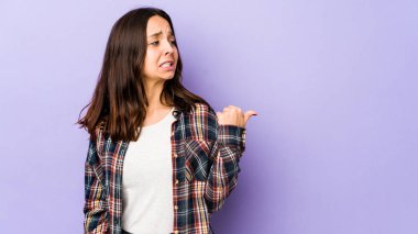 Latin kökenli genç bir kadın işaret parmağıyla fotokopi alanını işaret ederek şok oldu..
