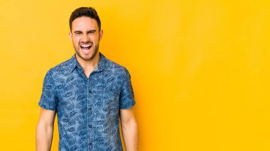 Kafkasyalı genç adam sarı fırında izole edilmiş çok kızgın, öfkeli, hayal kırıklığına uğramış diye bağırıyor..